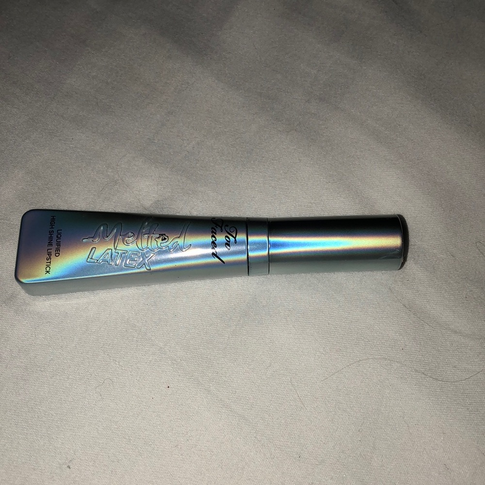 TWO FACED MELTED LATEX LIPSTICK